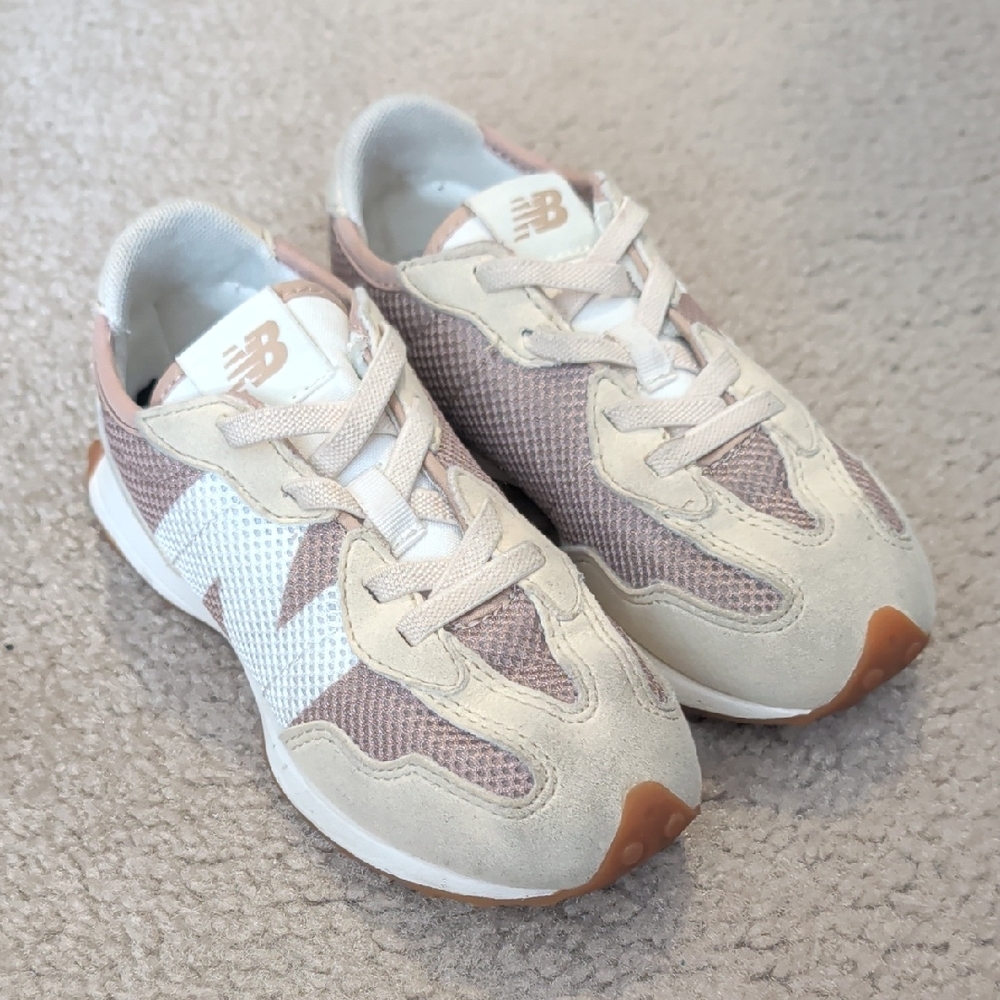 New Balance Kids Sneakers in Beige, White, Tan